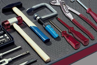 Verschiedene Werkzeuge auf einer Ablage