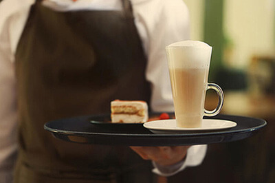 Tablett mit Kaffee und Kuchen