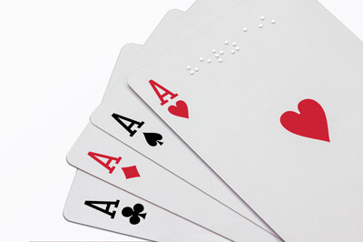 Zwei nebeneinander liegende Kinderspielkarten