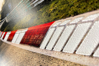 Rot-Weiße Straßenmarkierung an der Rennstrecke