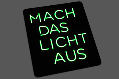 Schwarze Postkarte mit leuchtender Schrift