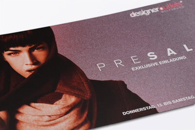 Ausschnitt einer Einladungskarte für ein Event mit Perlmutt-Effekt