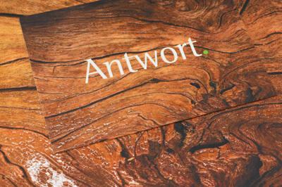 Mit Relieflack veredelte Antwortkarte in Holzoptik