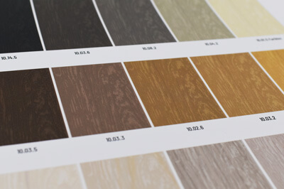 Musterkarte mit verschiedenen Abbildungen der Holzfarbtöne