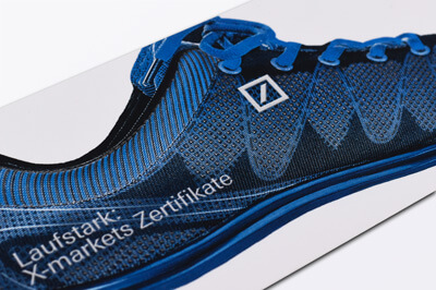 Flyer mit blauem Sneaker bei dem die Struktur mit Relieflack veredelt ist