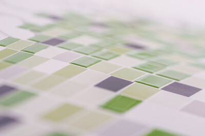 Verschieden farbige Quadrate die teilweise mit Relieflack veredelt sind