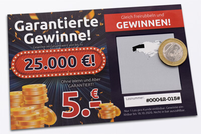 Ein Gewinnlos auf dem die Rubbelfläche mit einem 1-Euro-Stück weggerubbelt wird