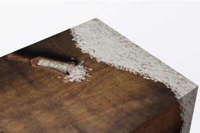 Verpackung mit Salzeffekt. Die Verpackung hat eine Holzoptik, an der Seite ist Salz abgebildet.