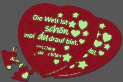 Halloween Aufkleber mit schwarzem Hintergrund und grün leuchtenden Bildern von einem Skelett, Kürbis, Spinne und Fledermaus