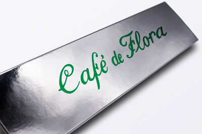 Volltonfarbe im Siebdruck auf silbernem Karton