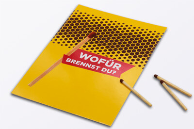 Postkarte mit einem gelben Hintergrund, mit einem Streichholzreibeflächenmuster und Streichhölzern