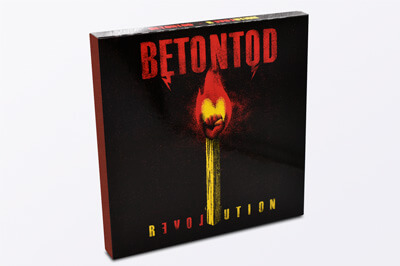 Schwarze Streichholzverpackung auf dem ein brennendes Streichholz abgebildet ist