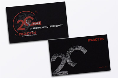 Vor- und Rückseite eines Flyers zum 20-Jährigem. 20 Jahre macrix und Text mit UV-Lackierung veredelt.