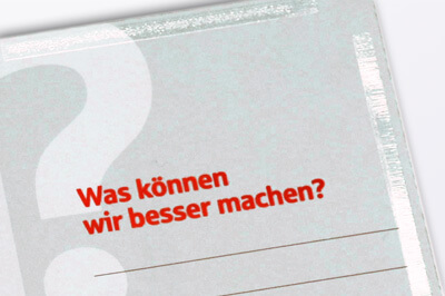 Flyer mit der Frage "Was können wir besser machen?" und Klebefläche