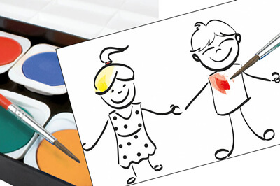 Rotes, blaues, grünes und oranges Feld eines Farbkastens. Davor eine Karte auf der ein Mädchen und ein Junge in schwarz-weiß gezeichnet sind. Bei dem Jungen wird mit einem Pinsel der Pullover rot angemalt.