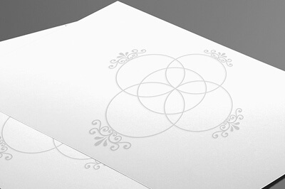 Papier auf dem in grau ein Ornament (Kreise) abgebildet ist.