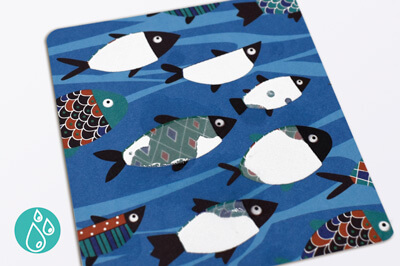 Wet & View-Effekt auf Karte mit Fischen, die durch Wasser bunt werden