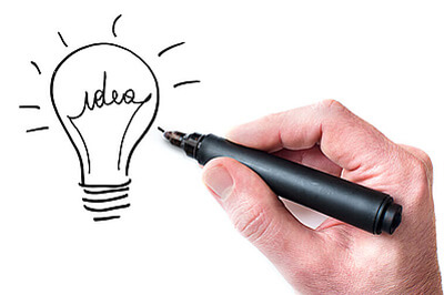 Gezeichnete Glühbirne, bei der "Idee" in den Leuchtdraht geschrieben wurde