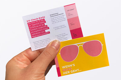 UV-Checkkarten, die unter Sonnenlicht die Farbe ändern