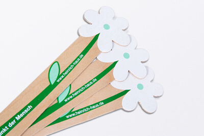 Druck auf Naturmaterialien wie Holz, hier Lesezeichen aus Balsaholz